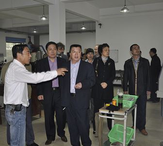 中國(guó)康復(fù)器具協(xié)會(huì)陸會(huì)長(zhǎng)在公司車(chē)間考察